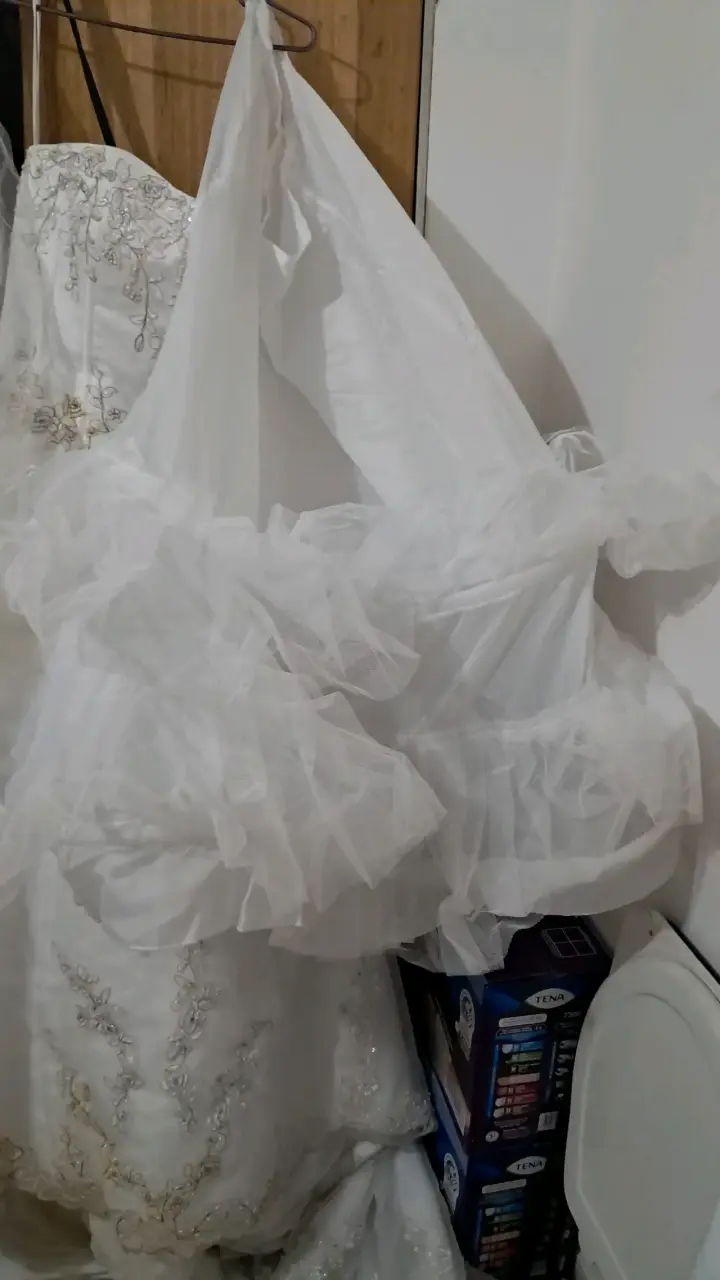 Vestido de novia blanco con encaje y velo - 3