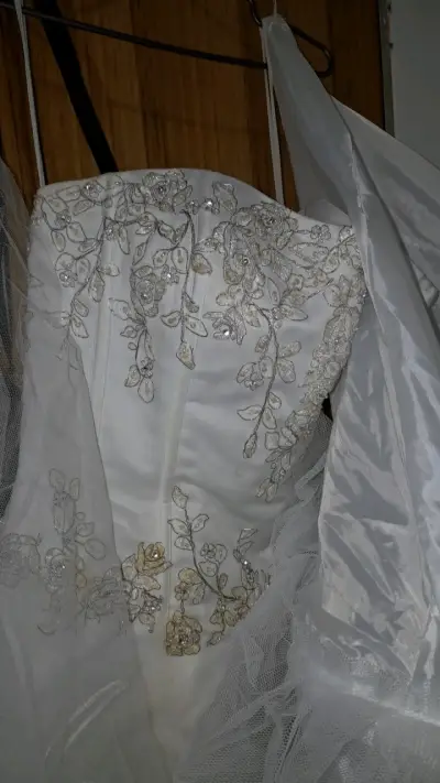 Vestido de novia blanco con encaje y velo - miniatura 4