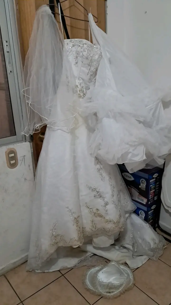 Vestido de novia blanco con encaje y velo - 5