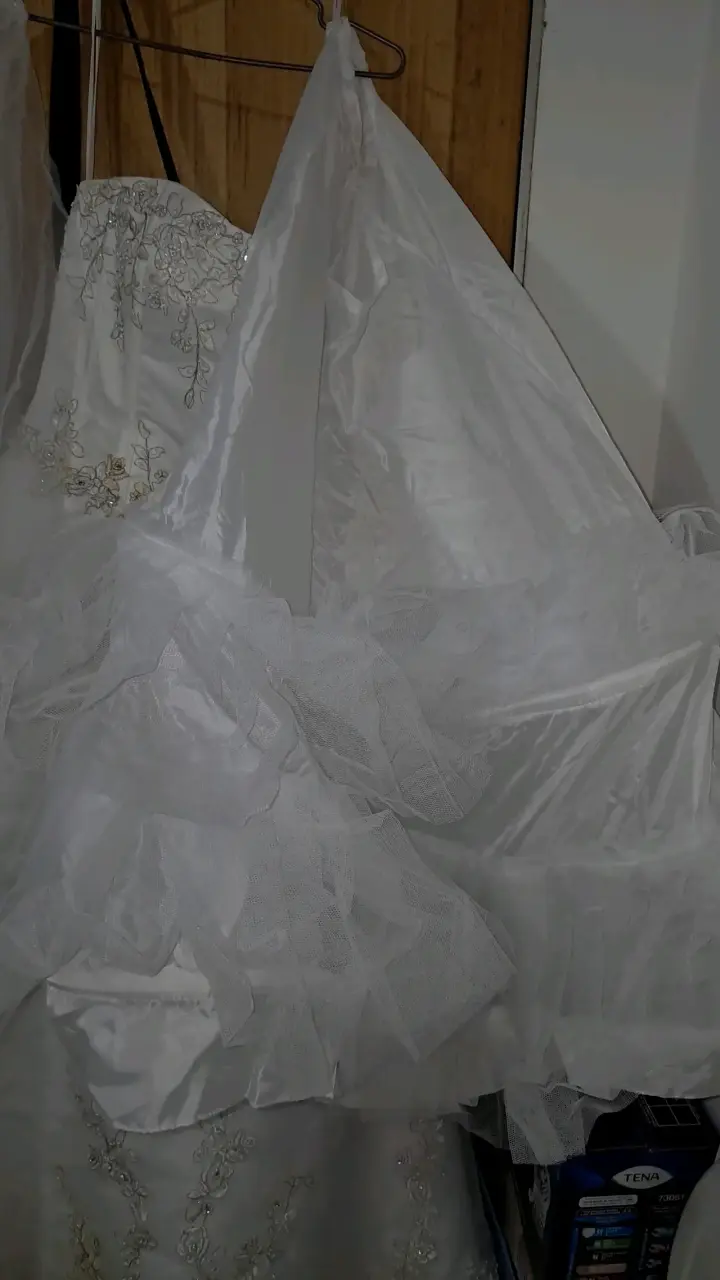 Vestido de novia blanco con encaje y velo - 6