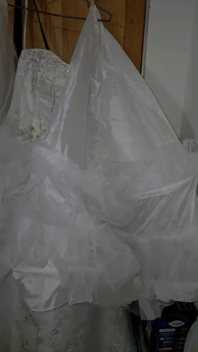 Vestido de novia blanco con encaje y velo - miniatura 6