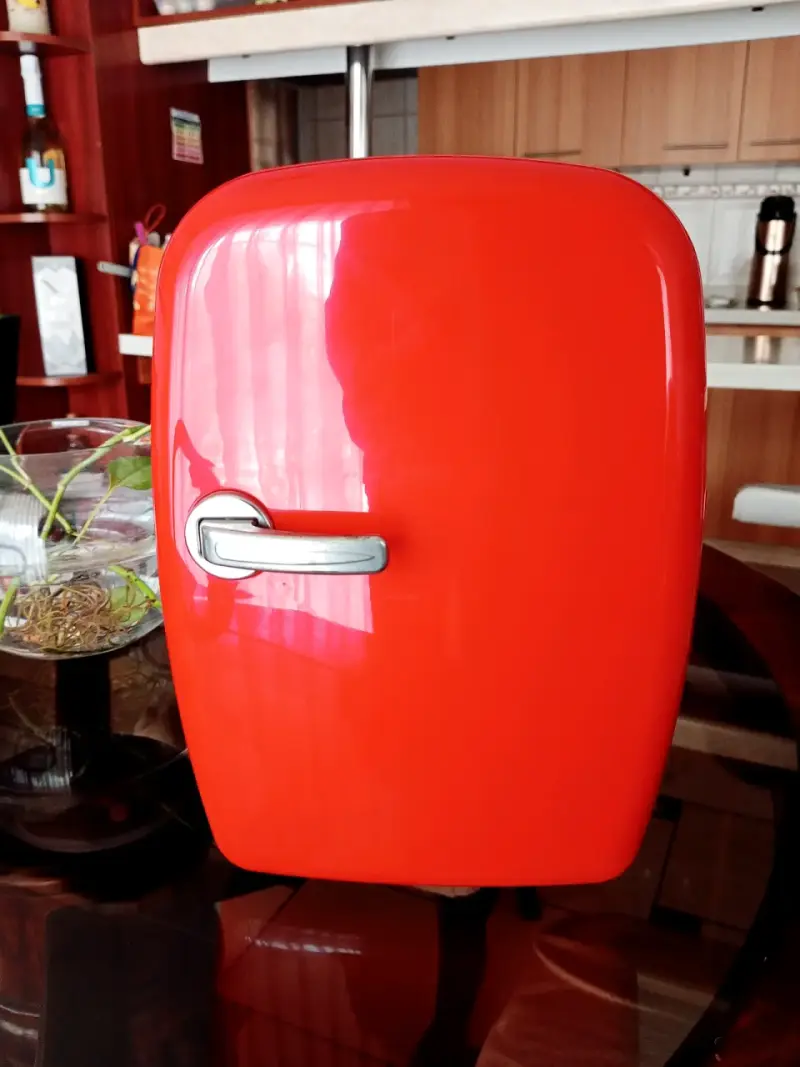 Mini refrigerador rojo portátil - 1