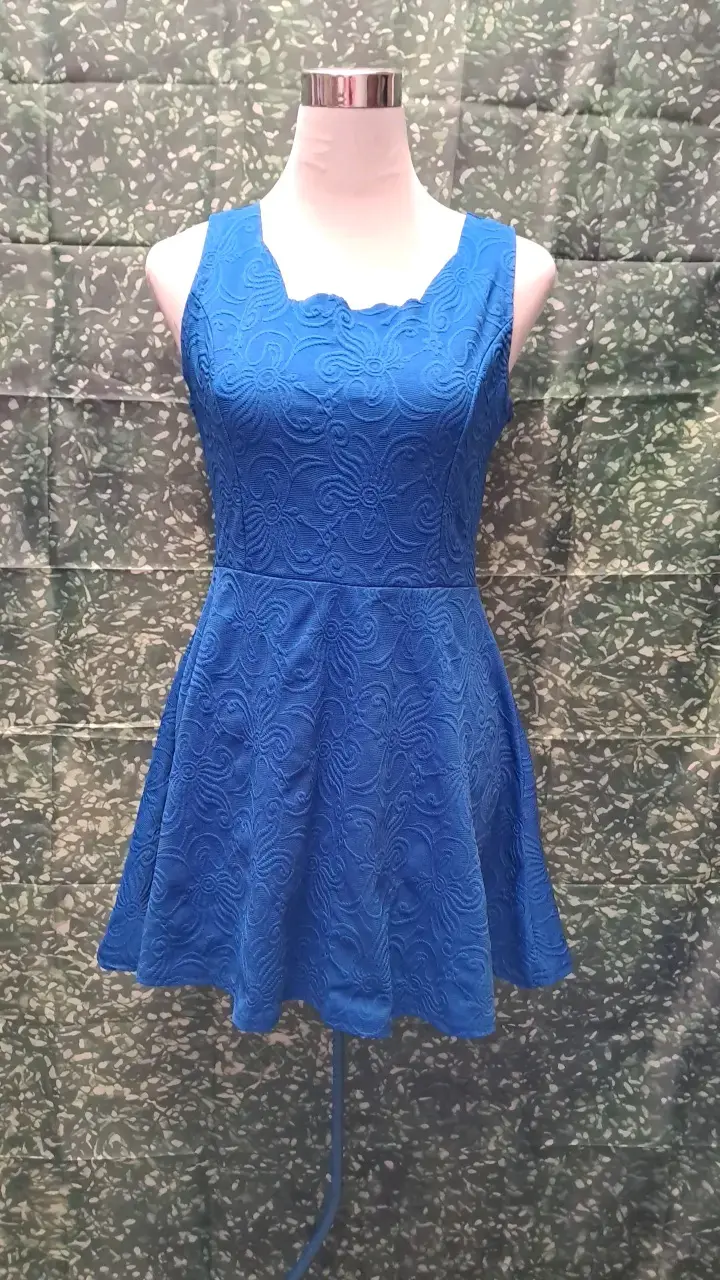 Vestido azul con diseño floral en relieve - 1