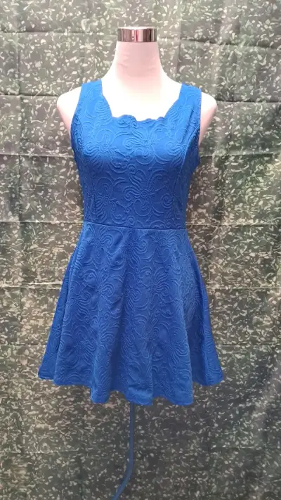 Vestido azul con diseño floral en relieve - miniatura 1