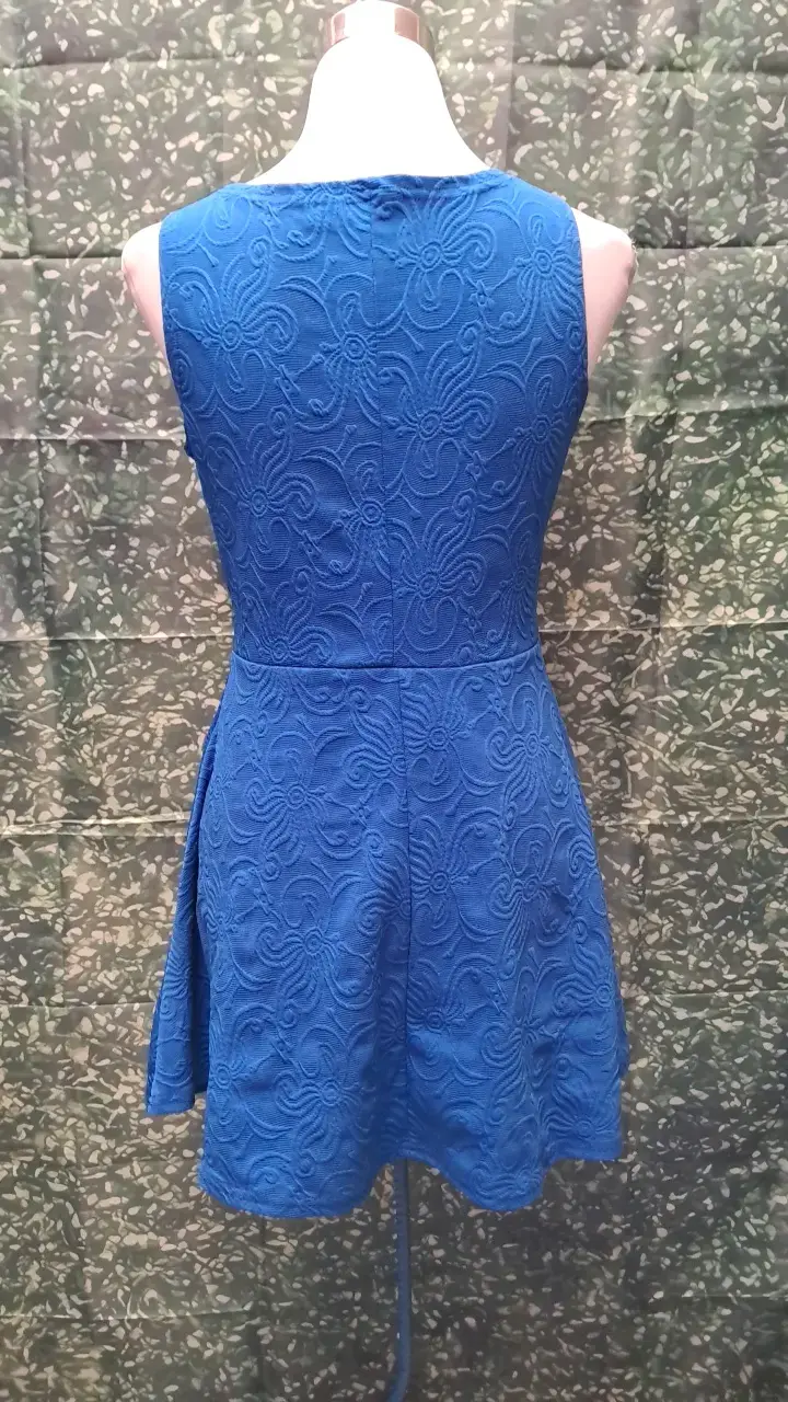 Vestido azul con diseño floral en relieve - 2