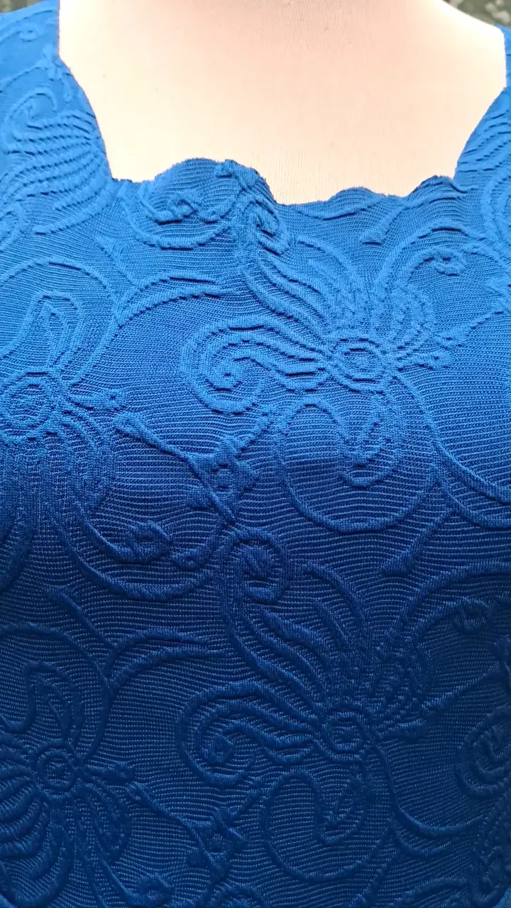 Vestido azul con diseño floral en relieve - 3