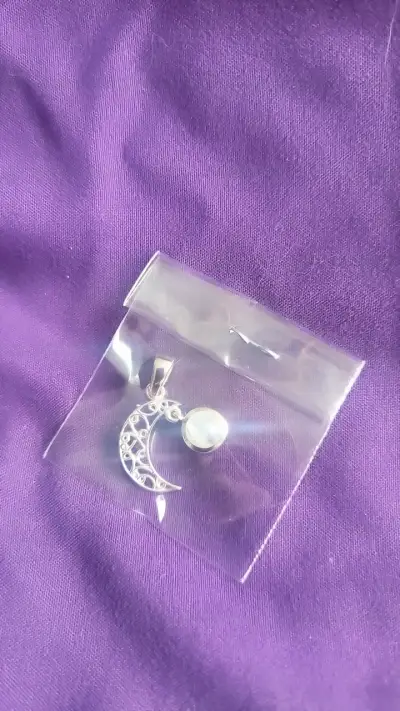 Colgante de plata con diseño de luna y piedra - miniatura 2