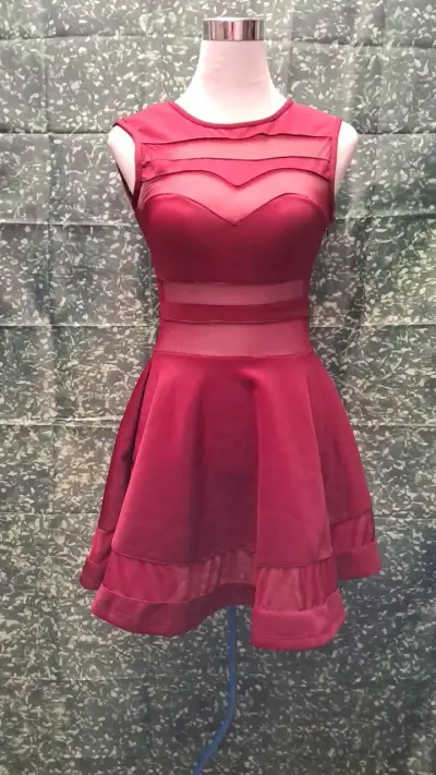 Vestido burdeo sin mangas con transparencias - miniatura 1
