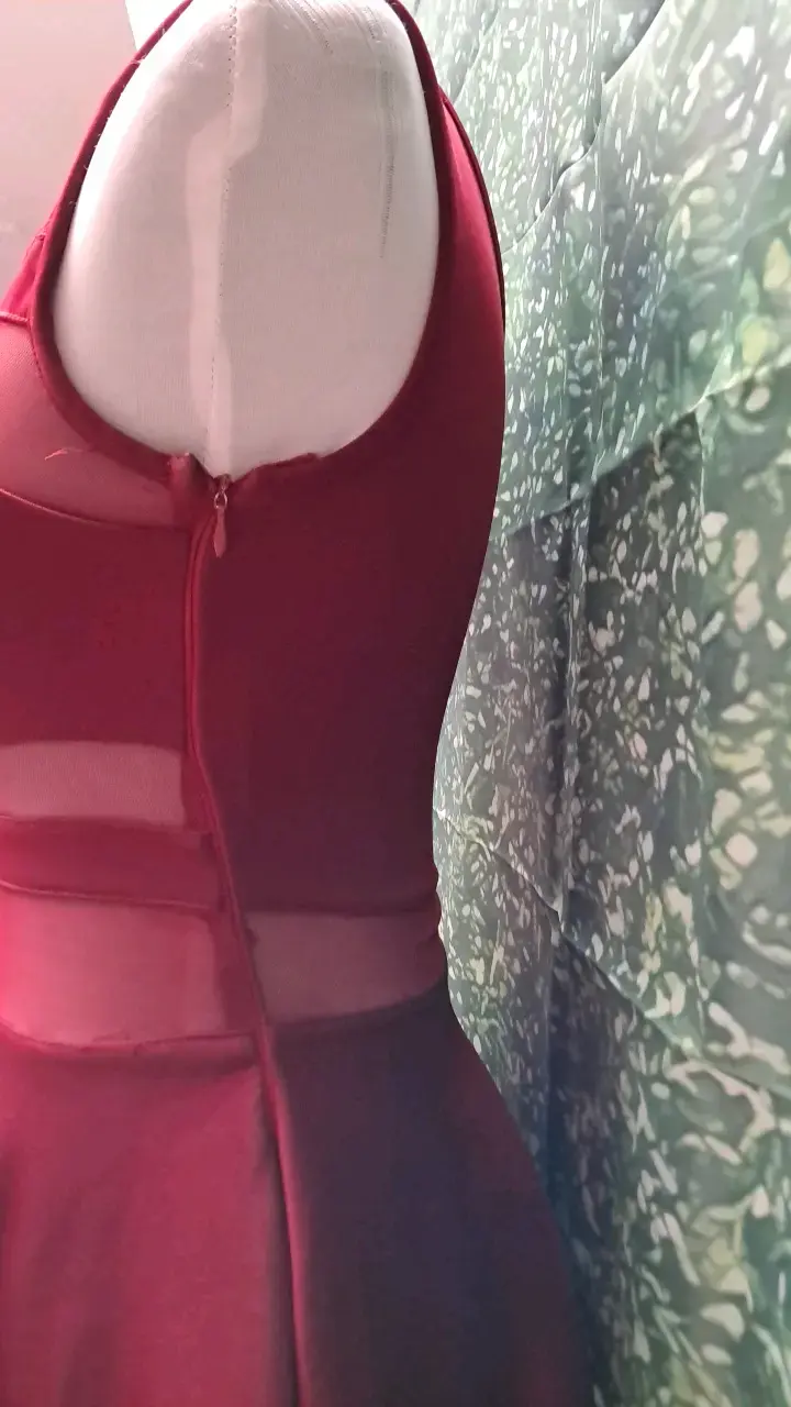 Vestido burdeo sin mangas con transparencias - 2
