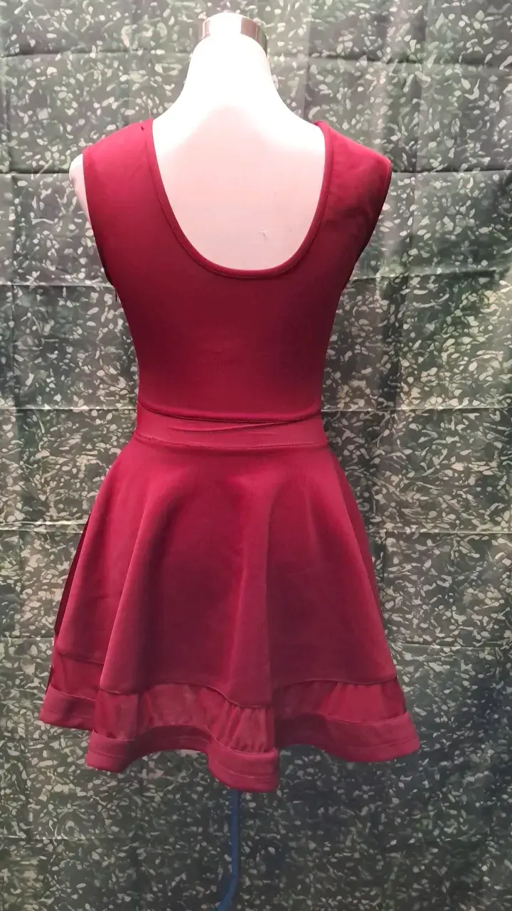Vestido burdeo sin mangas con transparencias - 3