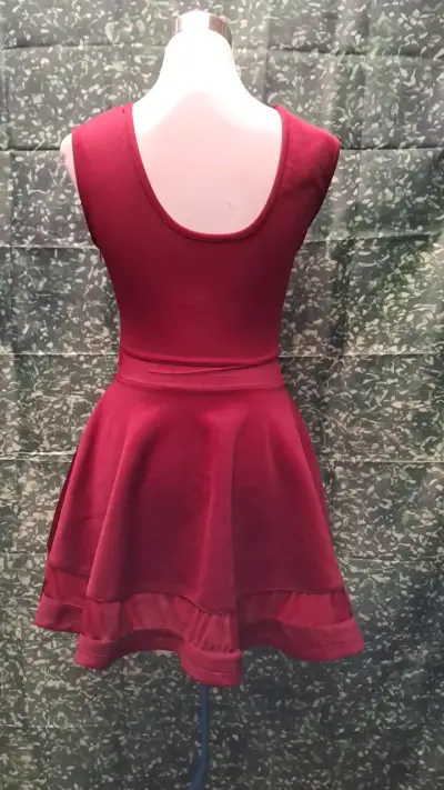 Vestido burdeo sin mangas con transparencias - miniatura 3