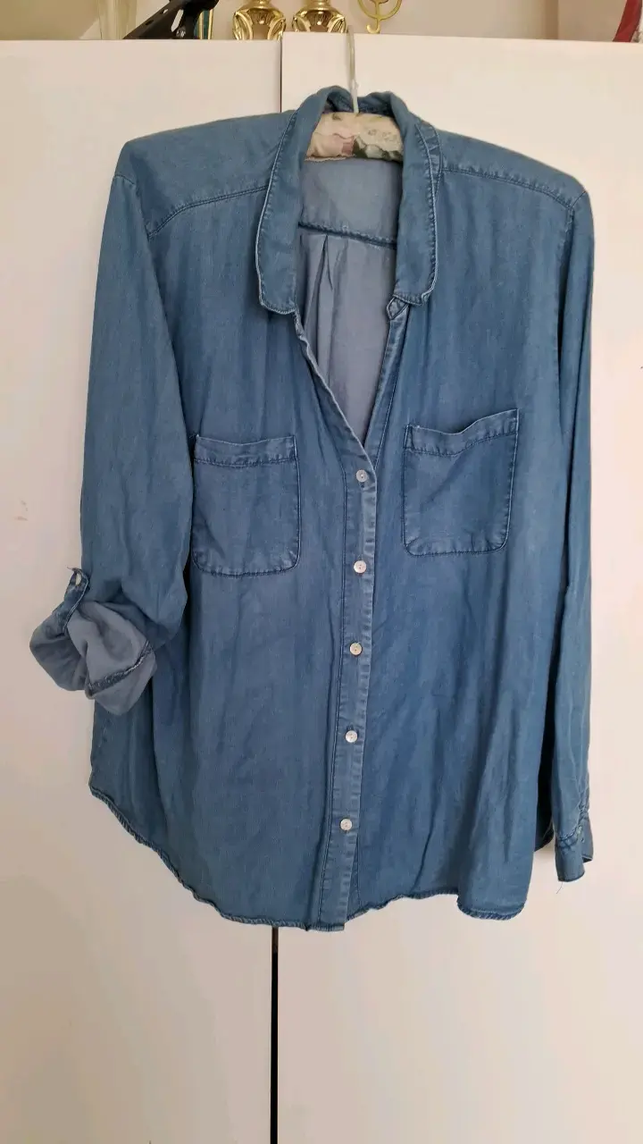 Camisa de mezclilla azul para mujer
