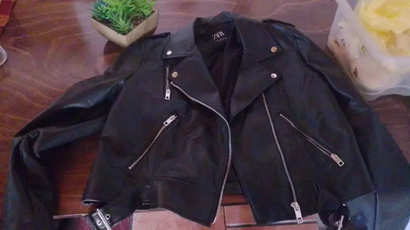 Chaqueta de cuero negra Zara estilo biker