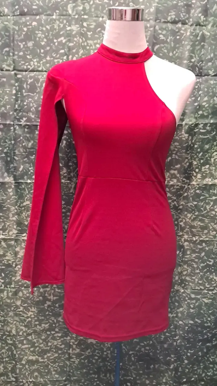 Vestido rojo asimétrico de manga larga - 1