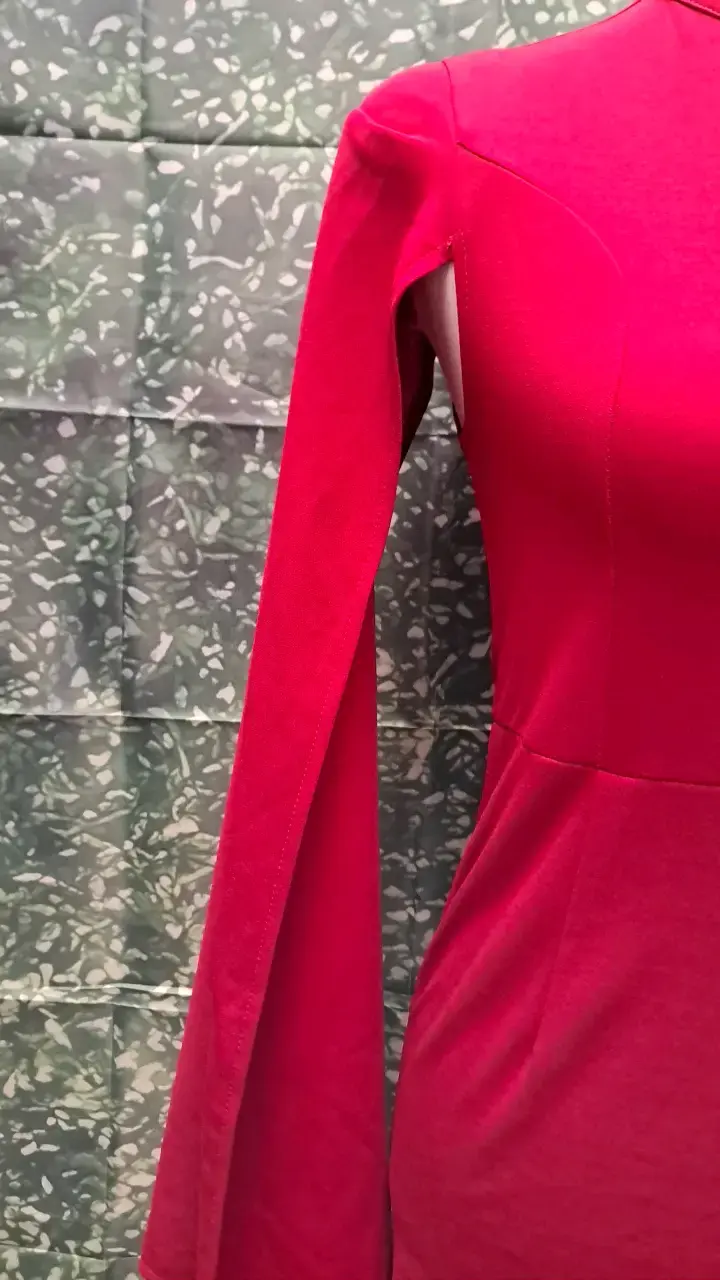 Vestido rojo asimétrico de manga larga - 2