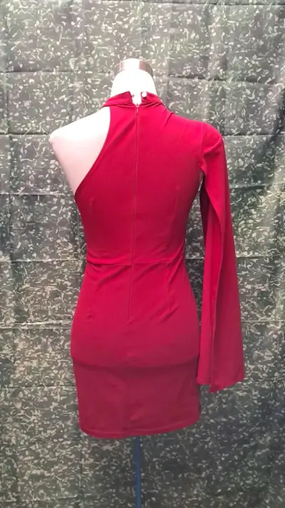 Vestido rojo asimétrico de manga larga - miniatura 3