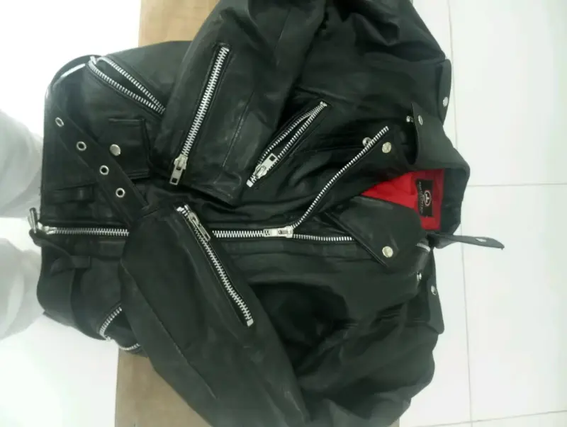 Chaqueta de cuero negra con cierre metálico - 1