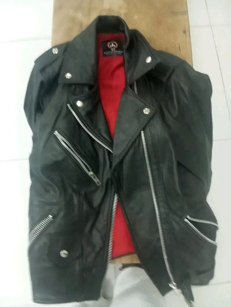 Chaqueta de cuero negra con cierre metálico - 2