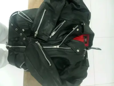 Chaqueta de cuero negra con cierre metálico - miniatura 3