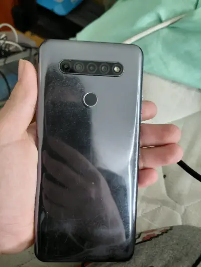 Teléfono inteligente con pantalla dañada - miniatura 1