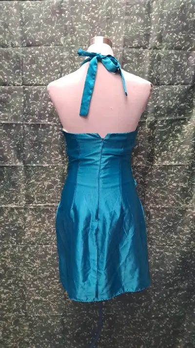 Vestido azul turquesa con escote halter - miniatura 2