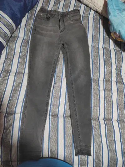 Jeans ajustados gris oscuro para mujer - miniatura 1