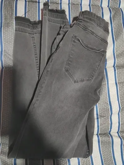 Jeans ajustados gris oscuro para mujer - miniatura 3