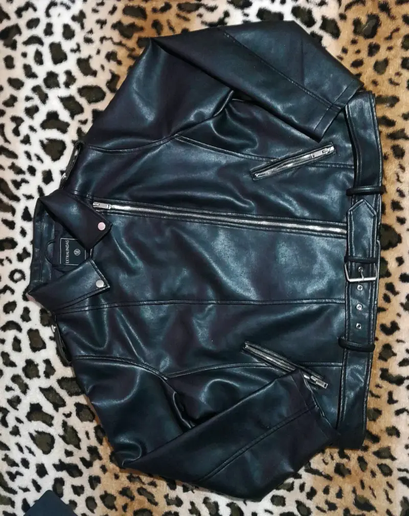 Chaqueta de cuero sintético negra con cierre