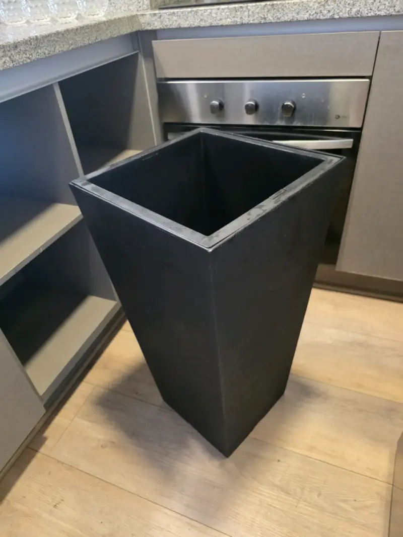 Macetero cuadrado negro para interior o exterior - 3