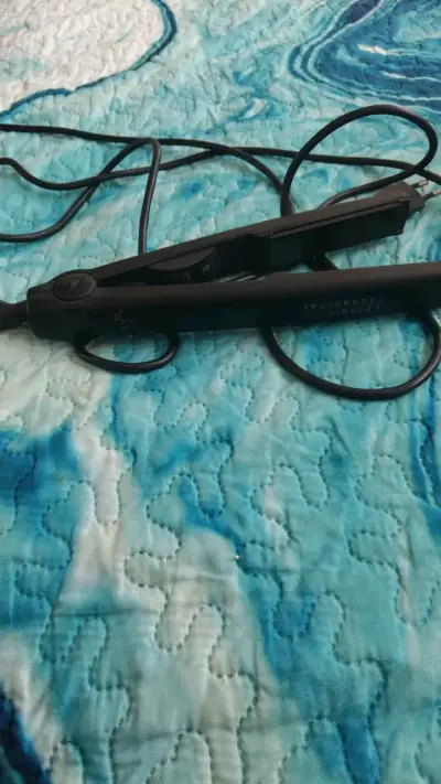 Plancha de Pelo Negra con Tecnología Cerámica - miniatura 1