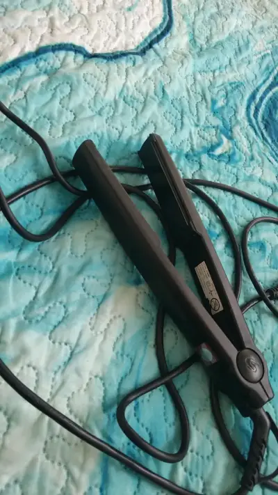 Plancha de Pelo Negra con Tecnología Cerámica - miniatura 2