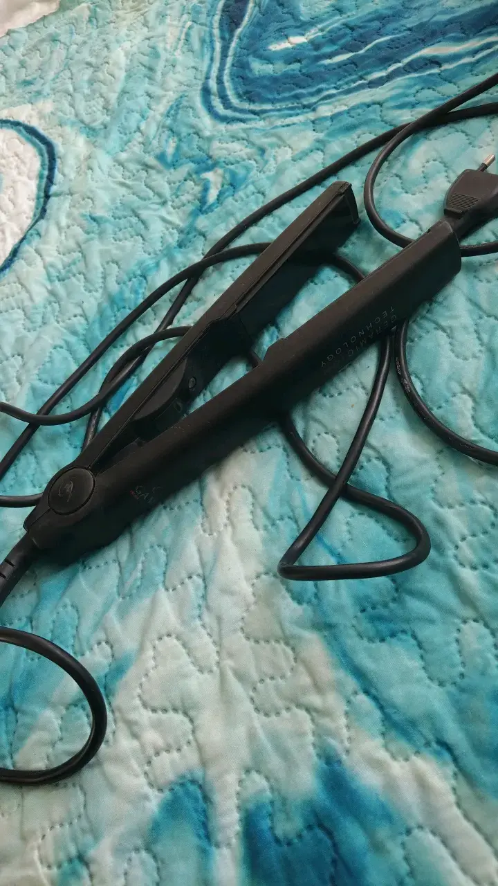 Plancha de Pelo Negra con Tecnología Cerámica - 3