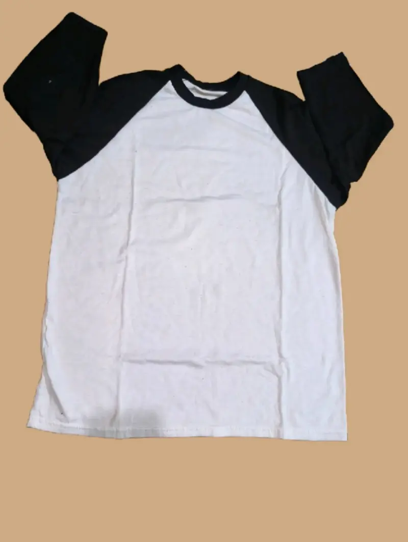 Polera de béisbol blanca y negra manga larga
