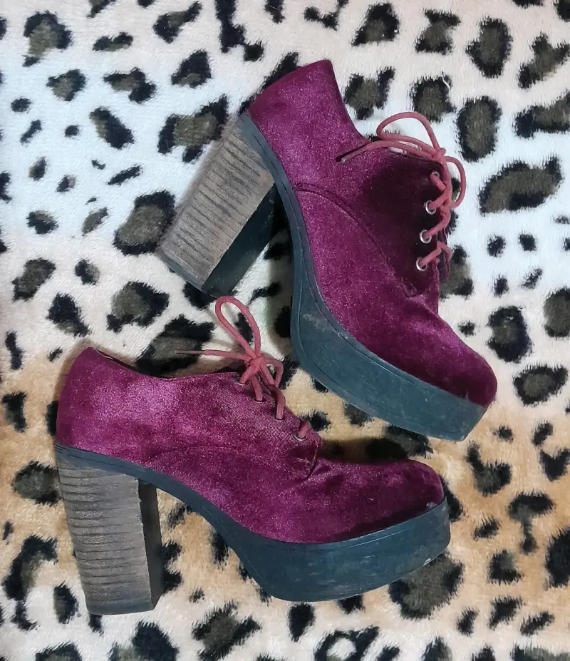 Zapatos de tacón burdeos con plataforma