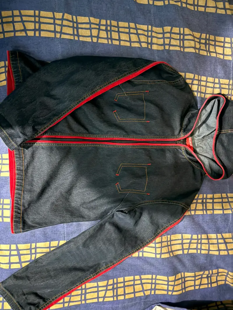 Chaqueta de mezclilla con capucha y detalles rojos - 1