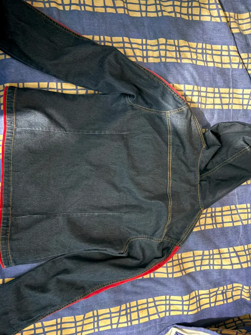 Chaqueta de mezclilla con capucha y detalles rojos - 2