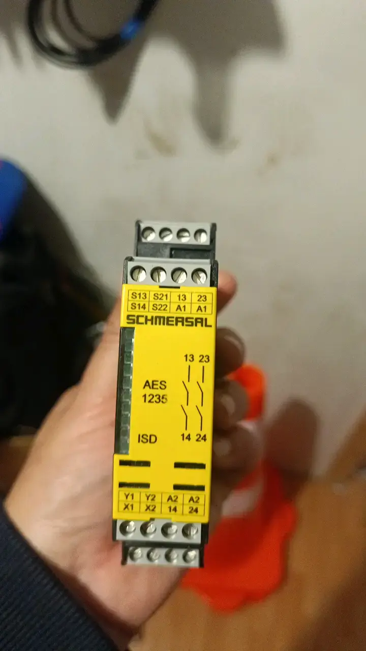 Relé de seguridad Schmersal AES 1235 - 3