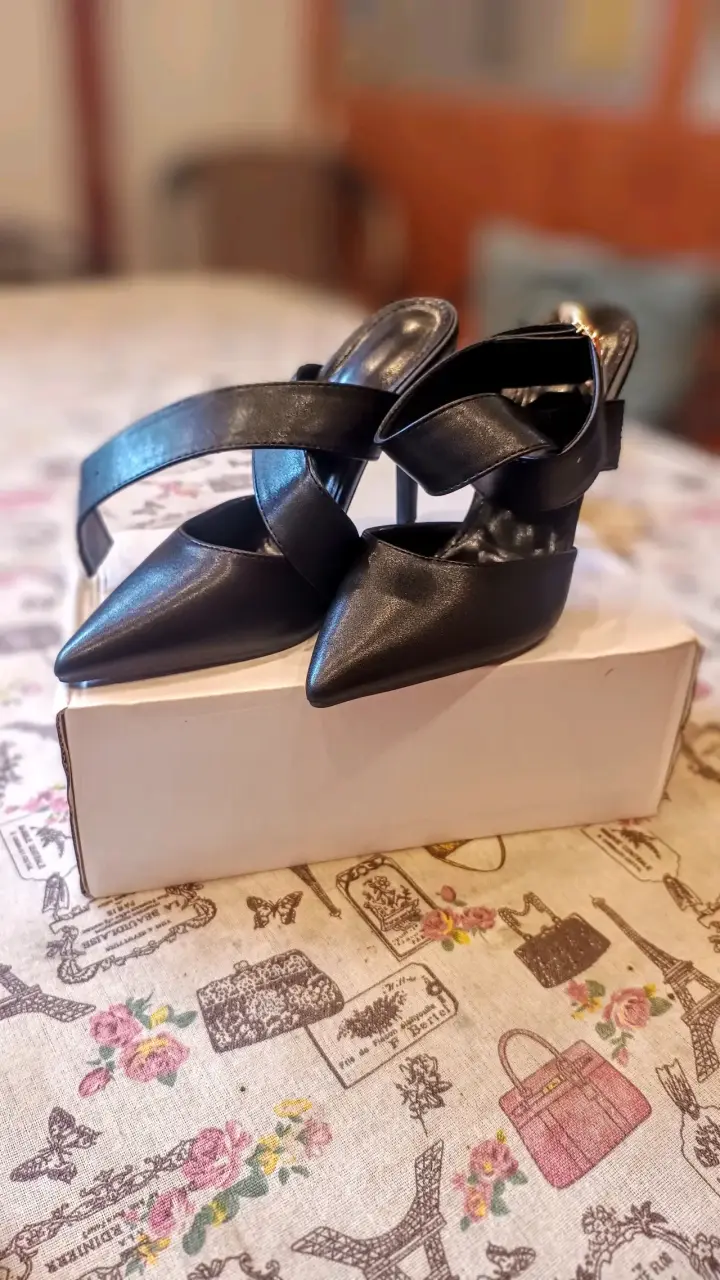 Zapatos de tacón negro con diseño cruzado - 1