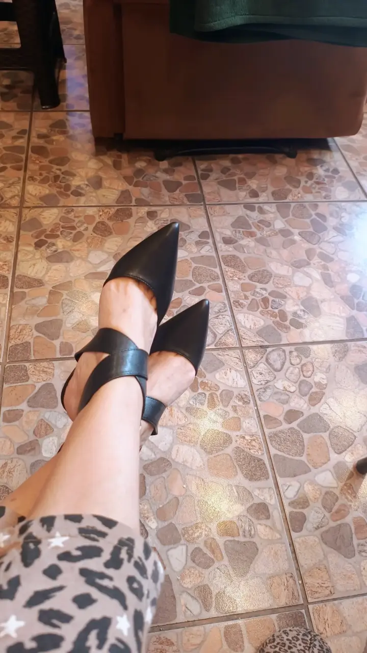 Zapatos de tacón negro con diseño cruzado - 3