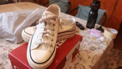 Zapatillas blancas de lona estilo casual - miniatura 1