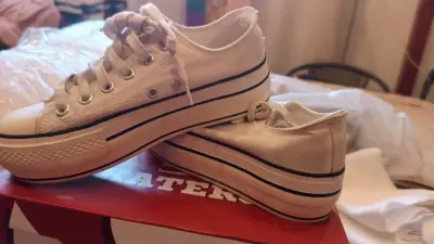 Zapatillas blancas de lona estilo casual - miniatura 2