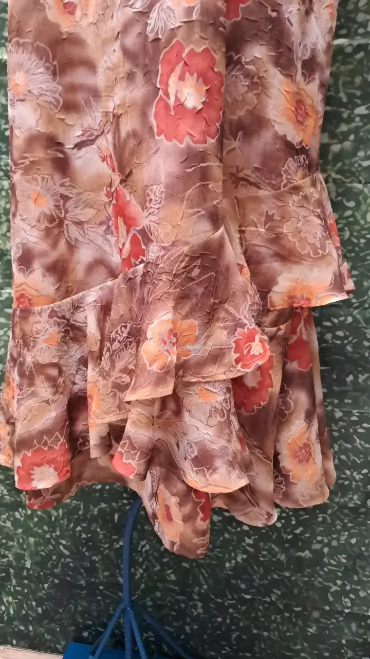 Vestido floral con volantes en tonos marrones - 2