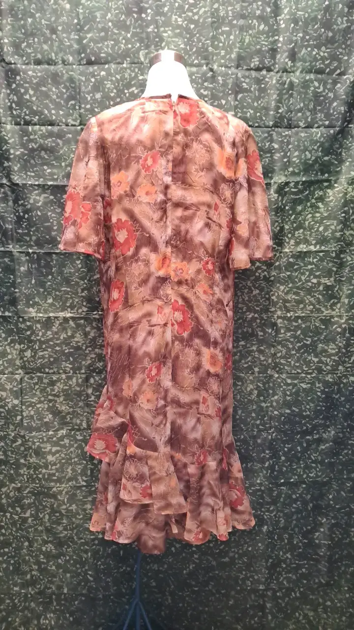 Vestido floral con volantes en tonos marrones - 3