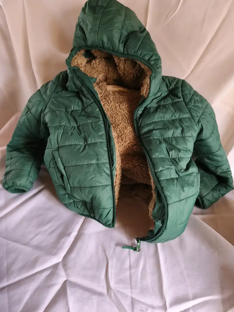 Chaqueta acolchada verde con capucha para niños