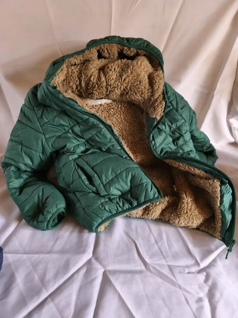 Chaqueta acolchada verde con capucha para niños - 2