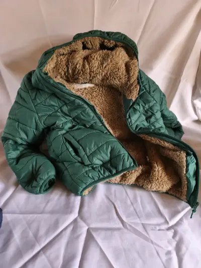 Chaqueta acolchada verde con capucha para niños - miniatura 2