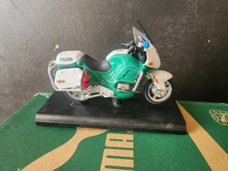 Modelo a escala BMW R1100 RT Policía - 3