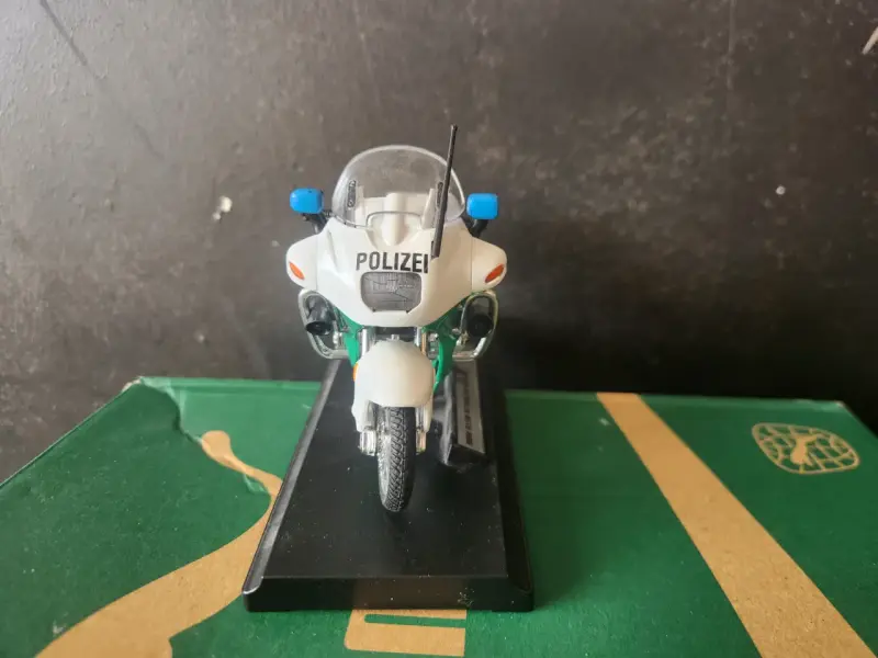 Modelo a escala BMW R1100 RT Policía - 4