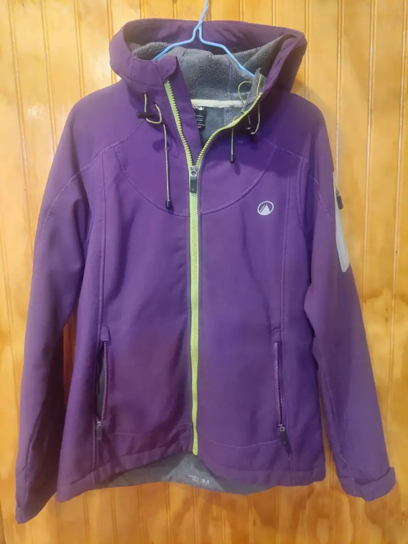 Chaqueta impermeable morada con capucha