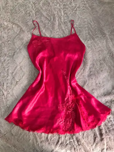 Camisón de satén rojo con encaje Victoria's Secret - miniatura 1